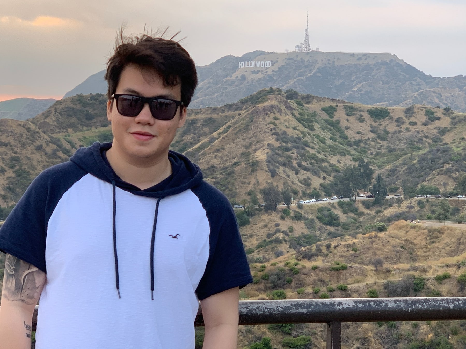Chân dung Đức với dòng chữ Hollywood trên sườn đồi phía sau.